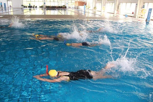 在室內(nèi)泳池游泳