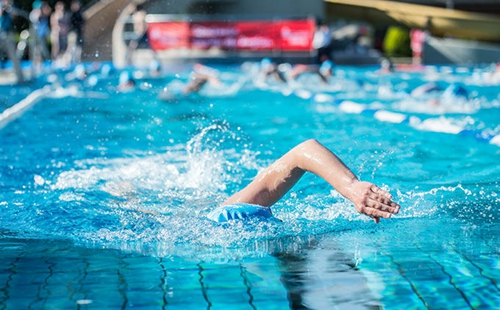 使用紫外線殺菌器池水清澈、衛(wèi)生