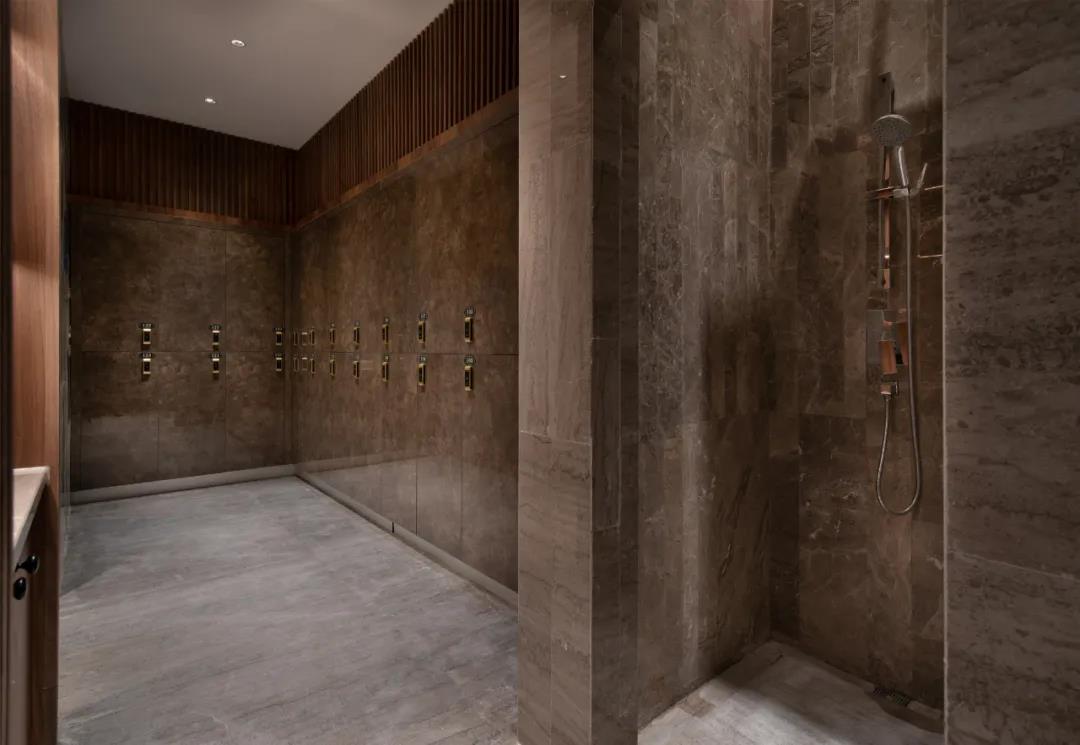 國惠大酒店游泳館，配備更智能人性化的高端更衣室，以及寬敞潔凈的獨立隔間淋浴室。